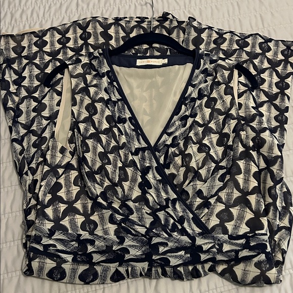 Tory Burch Sleeveless Silk Dress - w faux wrap skirt. Size 8 - Picture 4 of 11